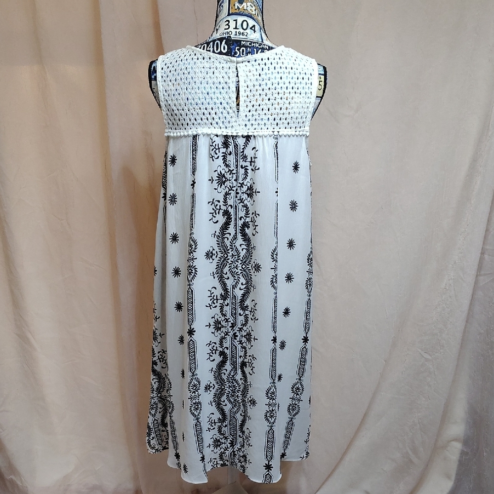 Sandra Darren White and Black Sleeveless Midi Dress - Picture 3 of 4